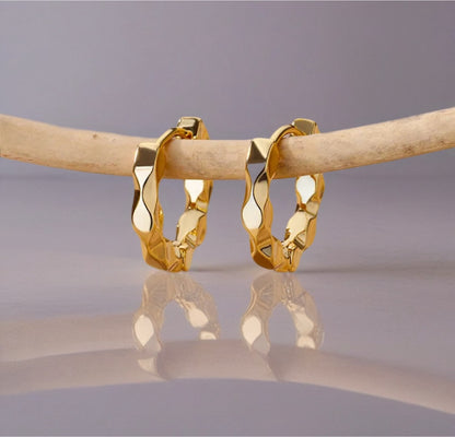 Modernité boucles d'oreilles dorées texturées Layla