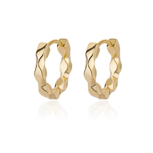 Modernité boucles d'oreilles dorées texturées Layla